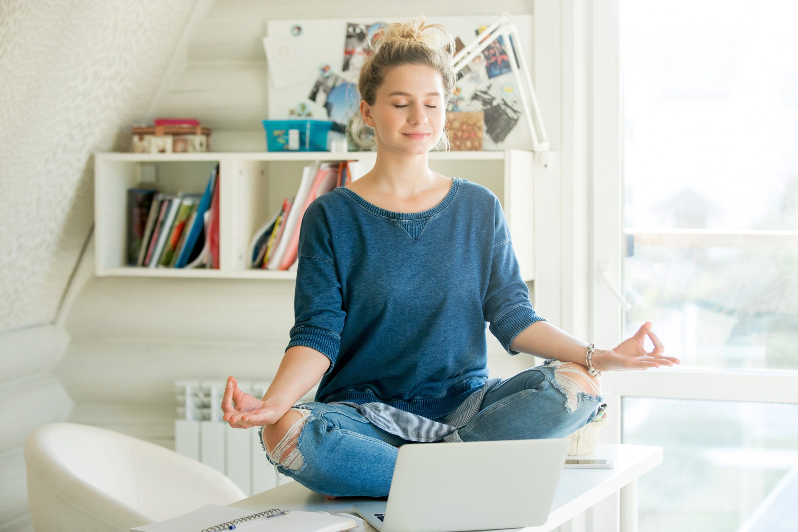 Stress and mental health. Медитация дома. Девушка медитирует. Женщина в стрессе. Медитация в квартире.